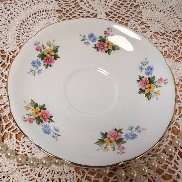 Royal Stafford Bone China Saucer Made in England Floral Gold Rim - Picture 3 of 4